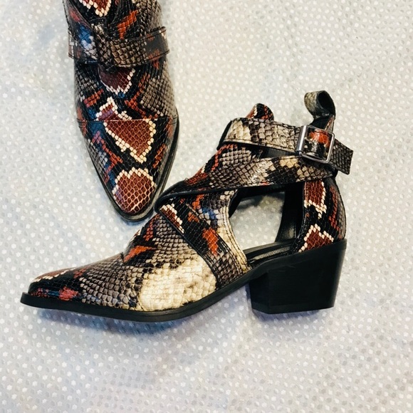 Allsaints Darcy leather pointed toe bootie - Picture 5 of 13